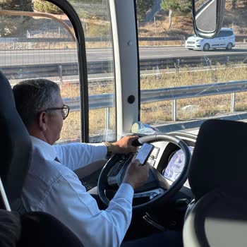 Kale Seyahat Şoförünün Telefonla Sürüşü Yolcu Canını Tehlikeye Attı