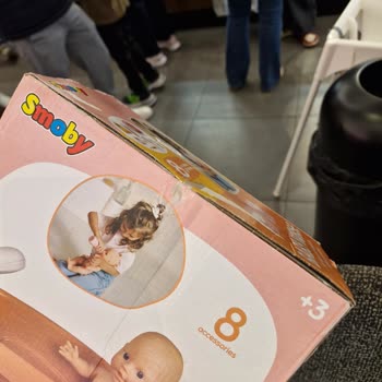 Yanıltıcı Bebek Seti Ve Saygısız Mağaza Yöneticisi
