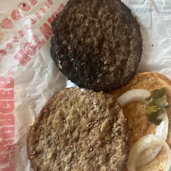 Burger King'den Yanmış Ve Küflü Köfte: Gıda Güvenliği Riski