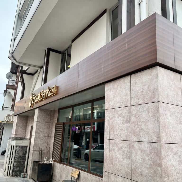 Ziraat Bankası Şubesinin Korumasız Klima Dış Üniteleri Çocukları Ve Elektriği Tehlikeye Atıyor