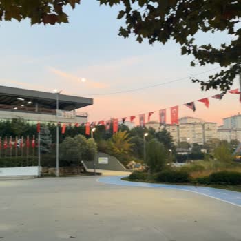 Beylikdüzü Yaşam Vadisi’nde Göl Kenarında Masa Ve Oturma Alanı Eksikliği