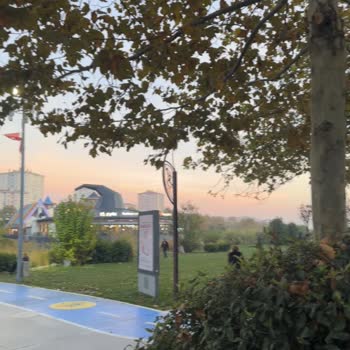 Beylikdüzü Yaşam Vadisi’nde Göl Kenarında Masa Ve Oturma Alanı Eksikliği