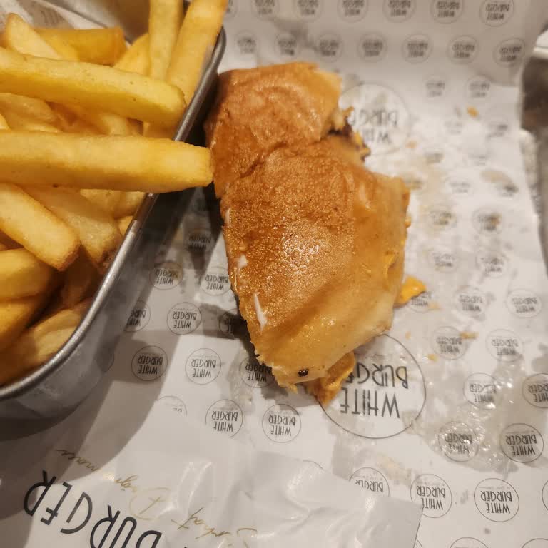 Meydan AVM'deki White Burger Şubesinde Soğuk Hamburger Ve Yetersiz Et Porsiyonu