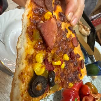 Pizza İçinde Saçlar Tespit Edildi, Gıda Hijyenine Uyarı
