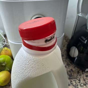 BİM Şubesinde Açılınca Küflü Ayran Bulundu