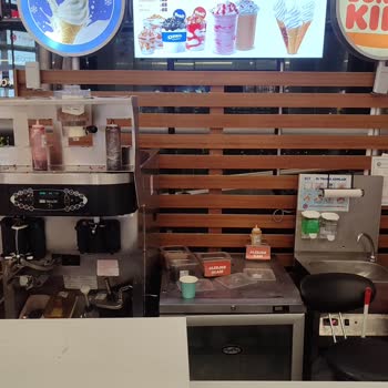 Eskişehir Burger King Şubesinde Kirli Dondurma Bölümü Ve Tek Personelle Uzun Bekleme