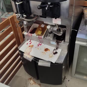 Eskişehir Burger King Şubesinde Kirli Dondurma Bölümü Ve Tek Personelle Uzun Bekleme