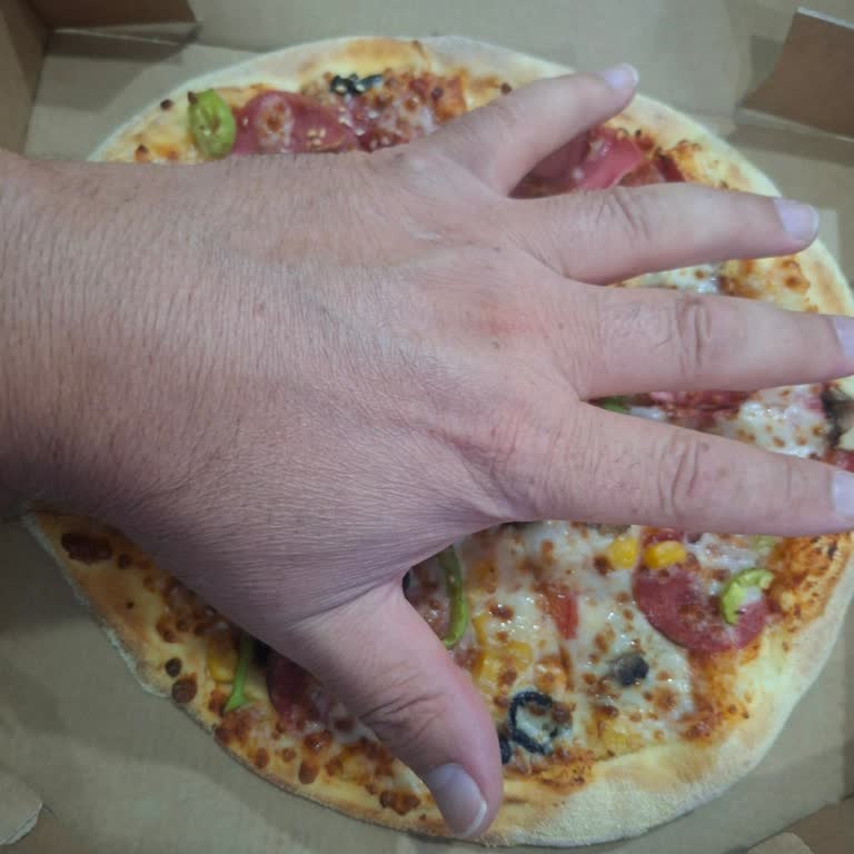 Domino's Pizza Darıca Şubesinde Orta Boy Pizza Küçük Geldi Ve Malzeme Azaldı