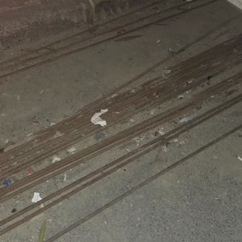 Gaziosmanpaşa Hürriyet Mahallesi'nde Paslı İnşaat Demirleri Çocukları Ve Araçları Tehlikeye Atıyor