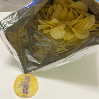 Ruffles Patates Cipsinde Mor Renkli Lekeli Cips Gıda Güvenliği Endişesi