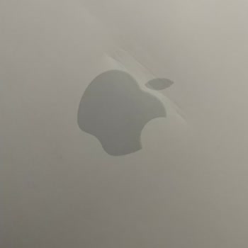Çatlamış Ekranlı Macbook Neo Ve İlgisiz Mağaza Hizmeti
