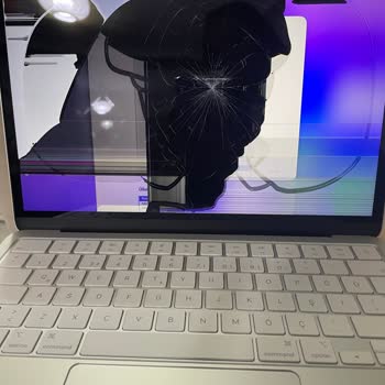 Çatlamış Ekranlı Macbook Neo Ve İlgisiz Mağaza Hizmeti