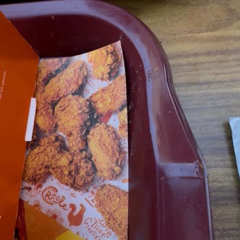 Venezuela AVM'de Popeyes Restoranında Kirli Ve Yağlı Tepsiler