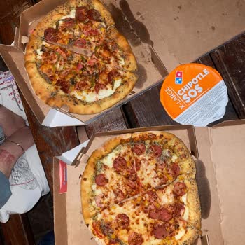 Ekstra Ücretli Peynir Dolgulu Kenar Olmadan Ve Soğuk Gelen Pizza Şikayeti