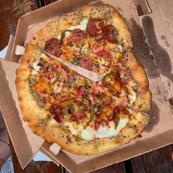 Ekstra Ücretli Peynir Dolgulu Kenar Olmadan Ve Soğuk Gelen Pizza Şikayeti
