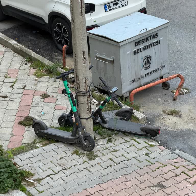 Martı Scooterları Otopark Girişini Engelliyor Ve Güvenliği Tehlikeye Atıyor