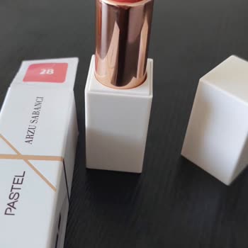 Pastel X Arzu Sabancı Summer Glow Lipstick No 28'de Kuruluk Ve Çatlak Sorunu