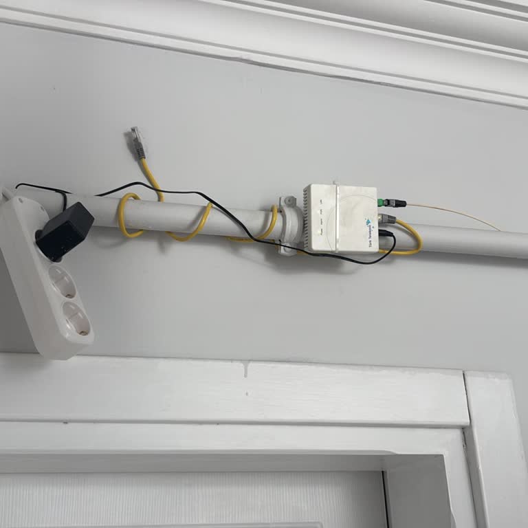 Kapı Üstüne Sabitlenen Modem Ve Ev Ortasından Geçen Kablo Güvensiz