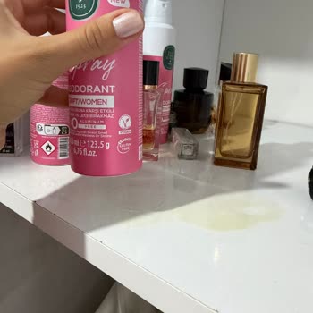 Eyüp Sabri Tuncer Deodorant Akıtıyor Ve Parti Numarası Silinmiş, Cevap Bekliyor