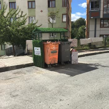 Sultangazi'de Ev Önlerine Bırakılan Çöp Kokusuna Karşı Acil Temizlik Talebi
