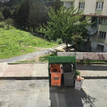 Sultangazi'de Ev Önlerine Bırakılan Çöp Kokusuna Karşı Acil Temizlik Talebi