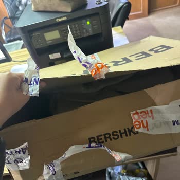 Bershka'dan Kabanların Özensiz Ve Tozlu Paketlenmesi