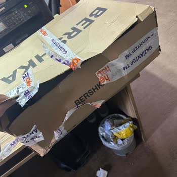 Bershka'dan Kabanların Özensiz Ve Tozlu Paketlenmesi
