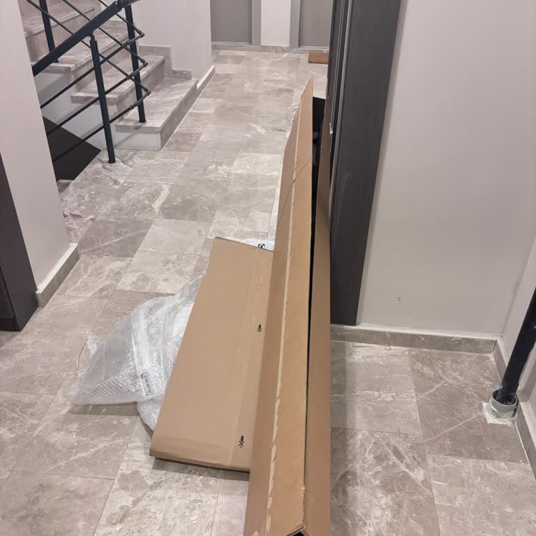 IKEA Kurulum Ekibi Kolileri Asansör Önüne Bırakarak Ortak Alanı Engelledi