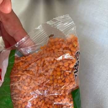 Açılmamış Kırmızı Mercimek Paketi İçinde Yoğun Kelebeklenme Ve Canlı Kurtlar