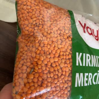 Açılmamış Kırmızı Mercimek Paketi İçinde Yoğun Kelebeklenme Ve Canlı Kurtlar