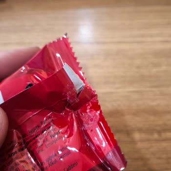 Eti Tutku Tart Paketi Açılmış, Hasarlı Ve Silikonla Yapıştırılmış