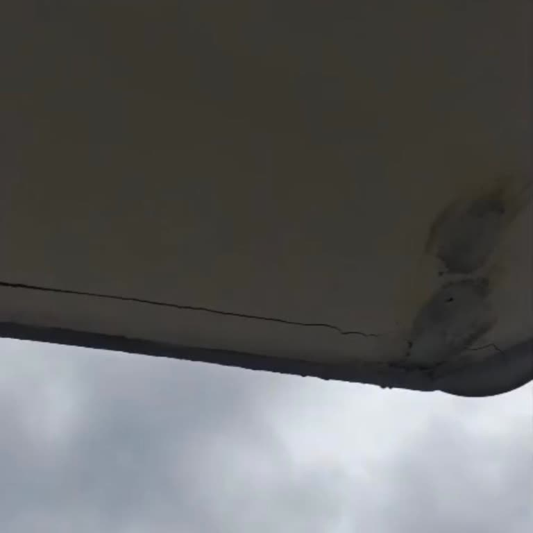 Üst Kat Balkonundaki Çatlak Ve Beton Çürümesi İçin Acil Müdahale Talebi