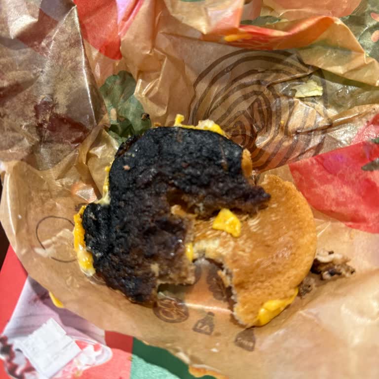 Akasya AVM Burger King Şubesinde Yanmış Köfte Ve Zorunlu Cihaz Ödemesi