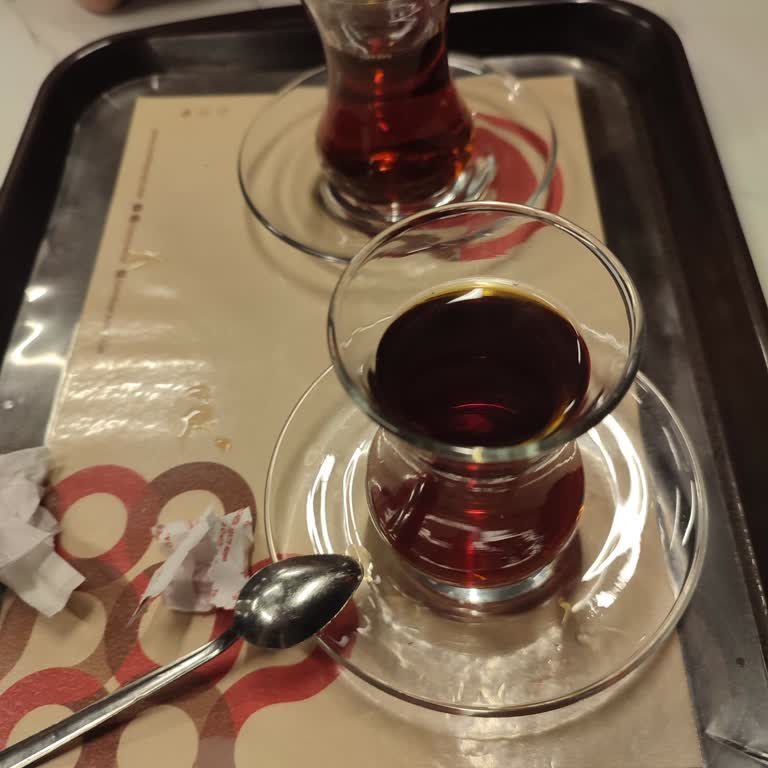 İ***’in Bayat Çay Sunumu Ve Kaba Tavrı