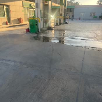 BP İstasyonunda Dökülen Benzin Nedeniyle Kayma Tehlikesi Ve Saygısız Davranış