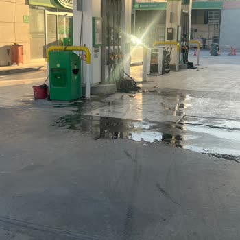 BP İstasyonunda Dökülen Benzin Nedeniyle Kayma Tehlikesi Ve Saygısız Davranış
