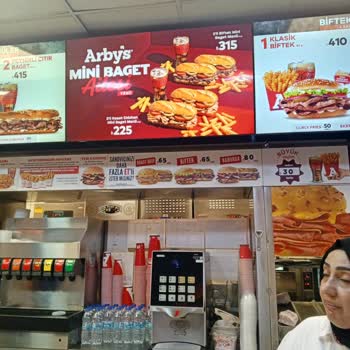 Arby's Kent Plaza Şubesinde Görseliyle Uymayan Sandviç Ve İlgisiz Personel
