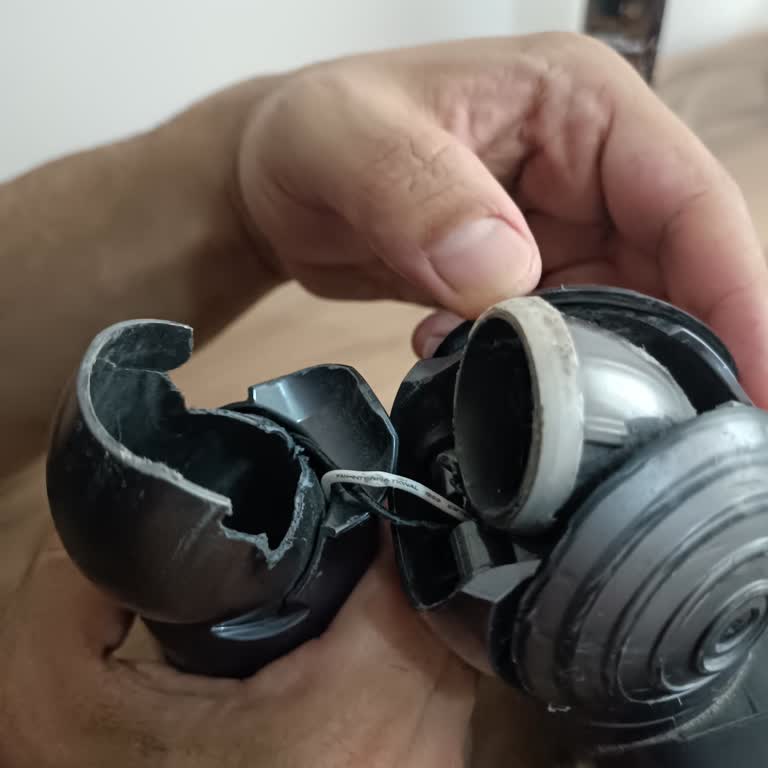 Dyson V8 Süpürgenin Plastik Bağlantısı Normal Kullanımda Kırıldı Garanti Kapsamı İstiyorum