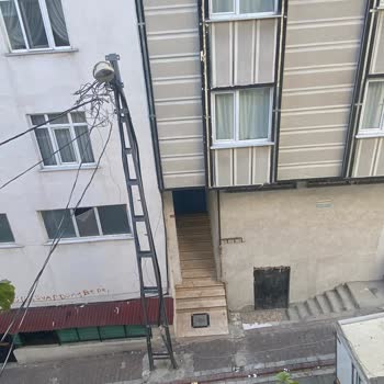 Badel Sokak’ta Pazarcıların Kaçak Elektrik Bağlantısı Ve Güvenlik Riski
