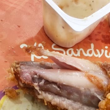 Popeyes’te Kanlı Ve Pişmemiş Tavuk Kanatları Sunulması Gıda Güvenliğini Sarsıyor
