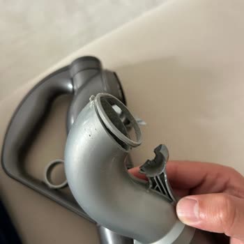 Dyson Cinetic Big Ball Animal Pro2'de Kullanım Hatası Olmadan Parçanın Kırılması Ve Ücretsiz Değişim Talebi
