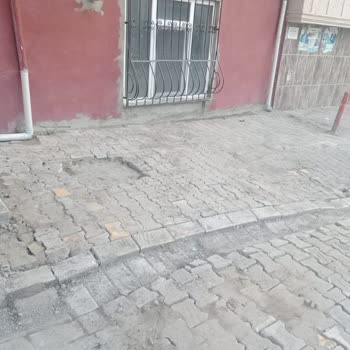 Esenyurt Engelli Park Yeri Düzensiz Kaldırım Taşlarıyla Güvenli Değil