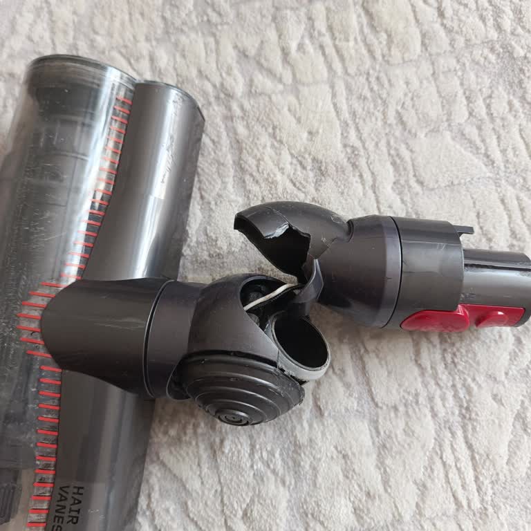 Dyson V11 Dikey Süpürgenin Başlığı Darbe Almadan Kırıldı Ve Yüksek Ücretle Değişim Talebi