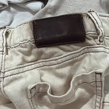 Zara Pantolonundaki Deri Parça Çözülerek Beyaz Çamaşırları Lekeleniyor