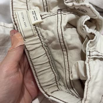 Zara Pantolonundaki Deri Parça Çözülerek Beyaz Çamaşırları Lekeleniyor