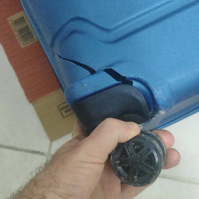 Aras Kargo’da 7 Bin TL Değerindeki Valizim Hasar Gördü, Cevap Yok