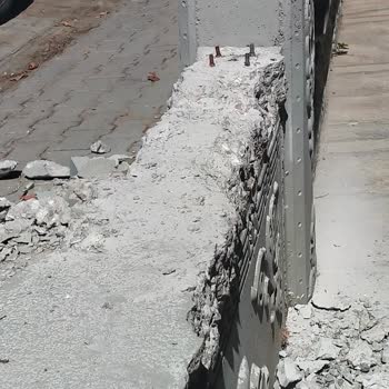 İzinsiz Duvar Tahribatı Ve Tamir İhmaline Karşı Belediye İncelemesi Talebi
