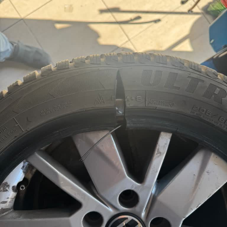 Goodyear Ultra Kışlık Lastiğin Yanak Yırtığı Güvenlik Riskine Dönüştü