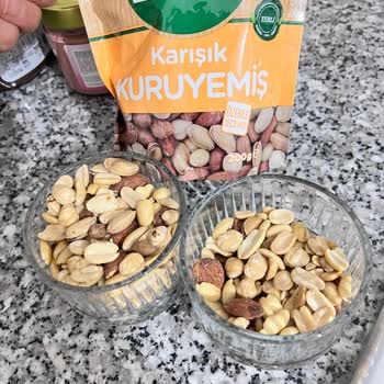 Karışık Kuruyemiş İçeriği Yer Fıstığı Ağırlıklı Ve Bayat