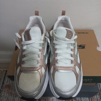 Trendyol'dan Aldığım Skechers Kadın Ayakkabısının Beyaz Kumaşında Renk Değişikliği